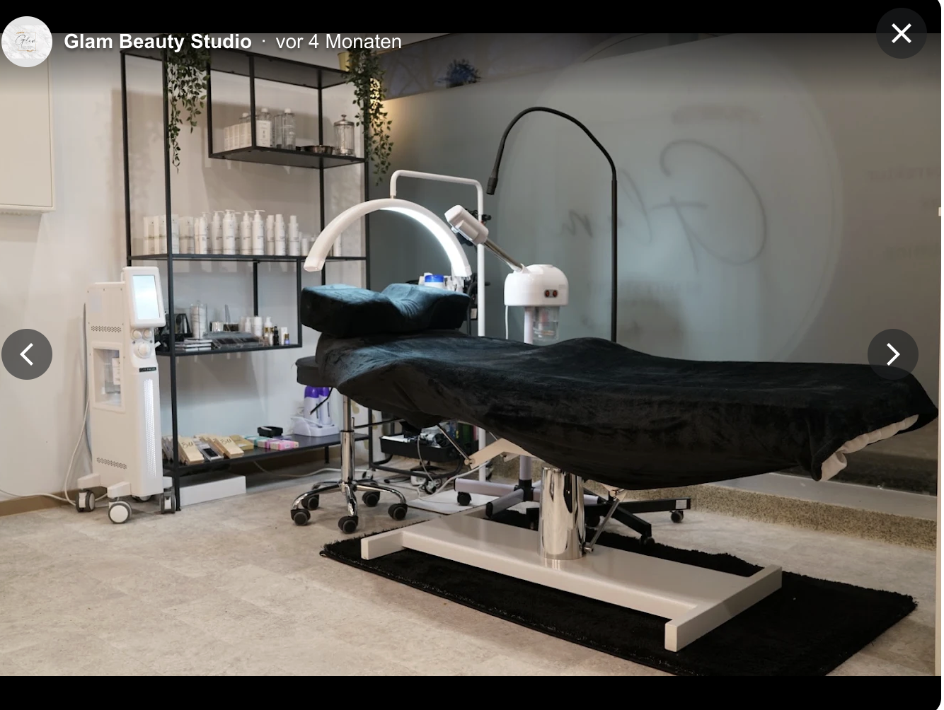 Behandlungsraum im Glam Beauty Studio mit schwarzer Behandlungsliege und Beauty-Regal